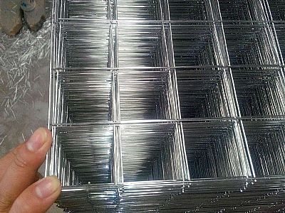 鋼絲網(wǎng)片在展覽會中，也可以用作展覽架。